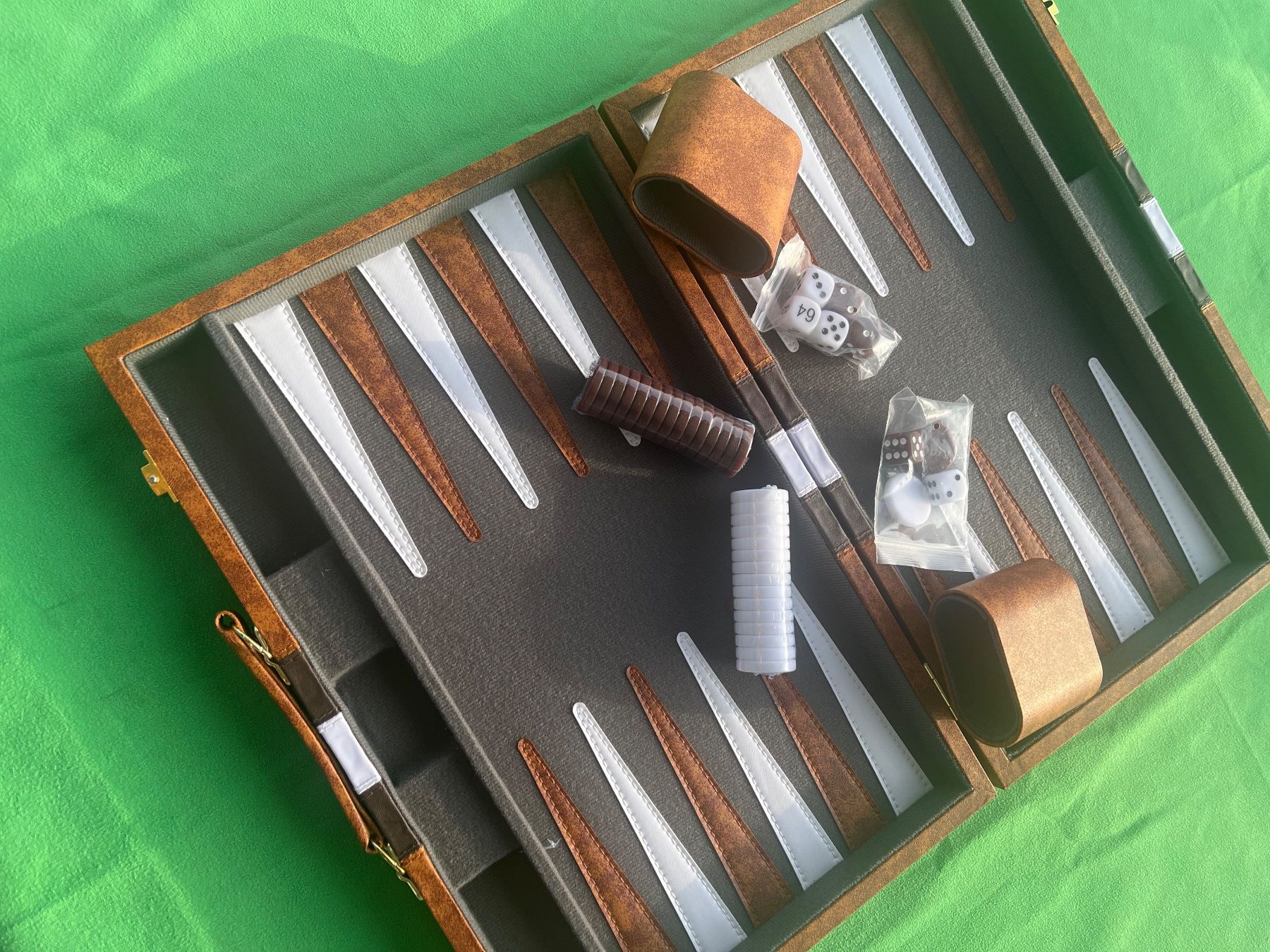 Giochi: Backgammon, klassisch, hochqual.Kunstleder, 49x39cm – Nuovo e nell'imballaggio originale da Neuenkirch venduto da zwimpferspiel 5