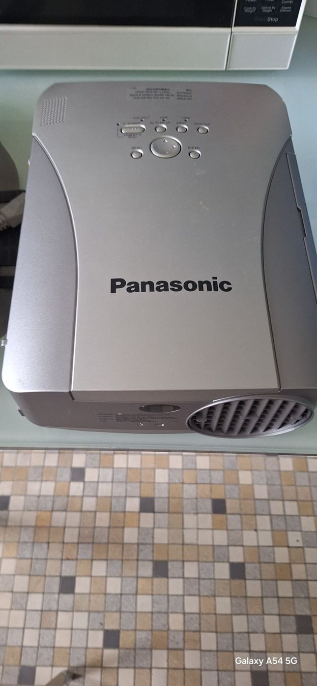 Panasonic Videoprojektoren: Projecteur Panasonic Prof – Gebraucht aus Renens VD von hofer023