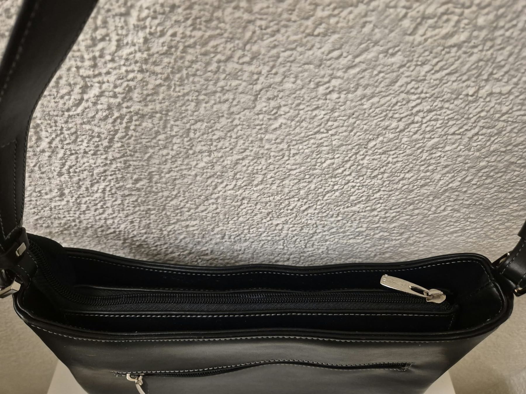 Taschen für Damen: Bever's Handtasche  Leder / schwarz – Gebraucht aus Volketswil von elo_qn79 7