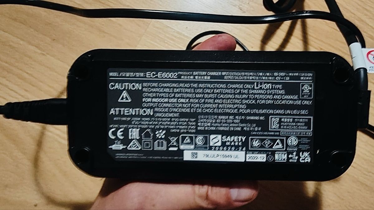 Shimano Caricabatterie: Shimano E-Bike Ladegerät 2 Ampere – Nuovo e nell'imballaggio originale da Birmensdorf ZH venduto da The_Bike_Hub 1