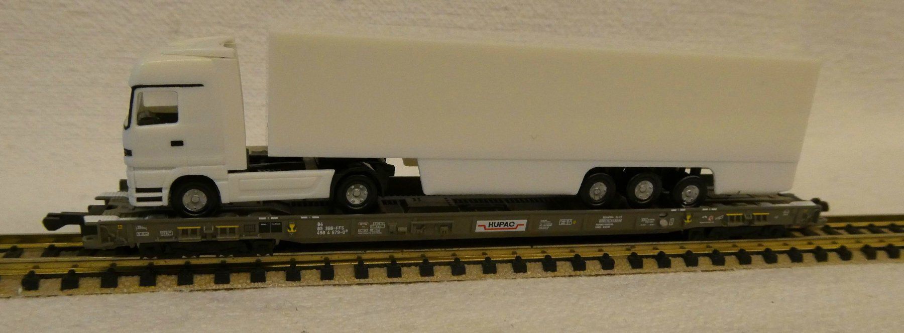 Fleischmann Modellini di ferrovie: Fleischmann Rola mit Herpa Mercedes – Nuovo e nell'imballaggio originale da Rupperswil venduto da Ropi03