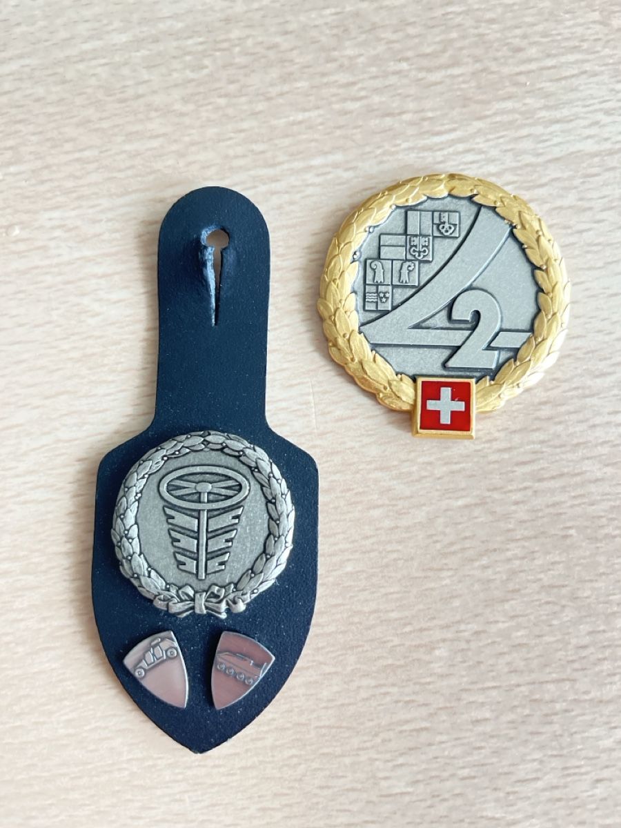 Schweizer Armee Placchette & Badge: Schweizer Armee Abzeichen, 2 Stück, Gut erhalten! – Nuovo (secondo la descrizione) da Hinwil venduto da Samick
