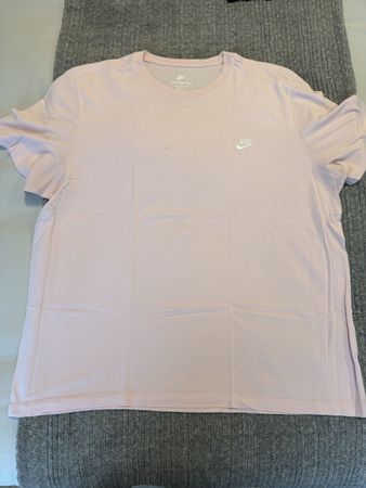 T-shirt Nike rose XXL, comme neuf - Idéal pour l'été!