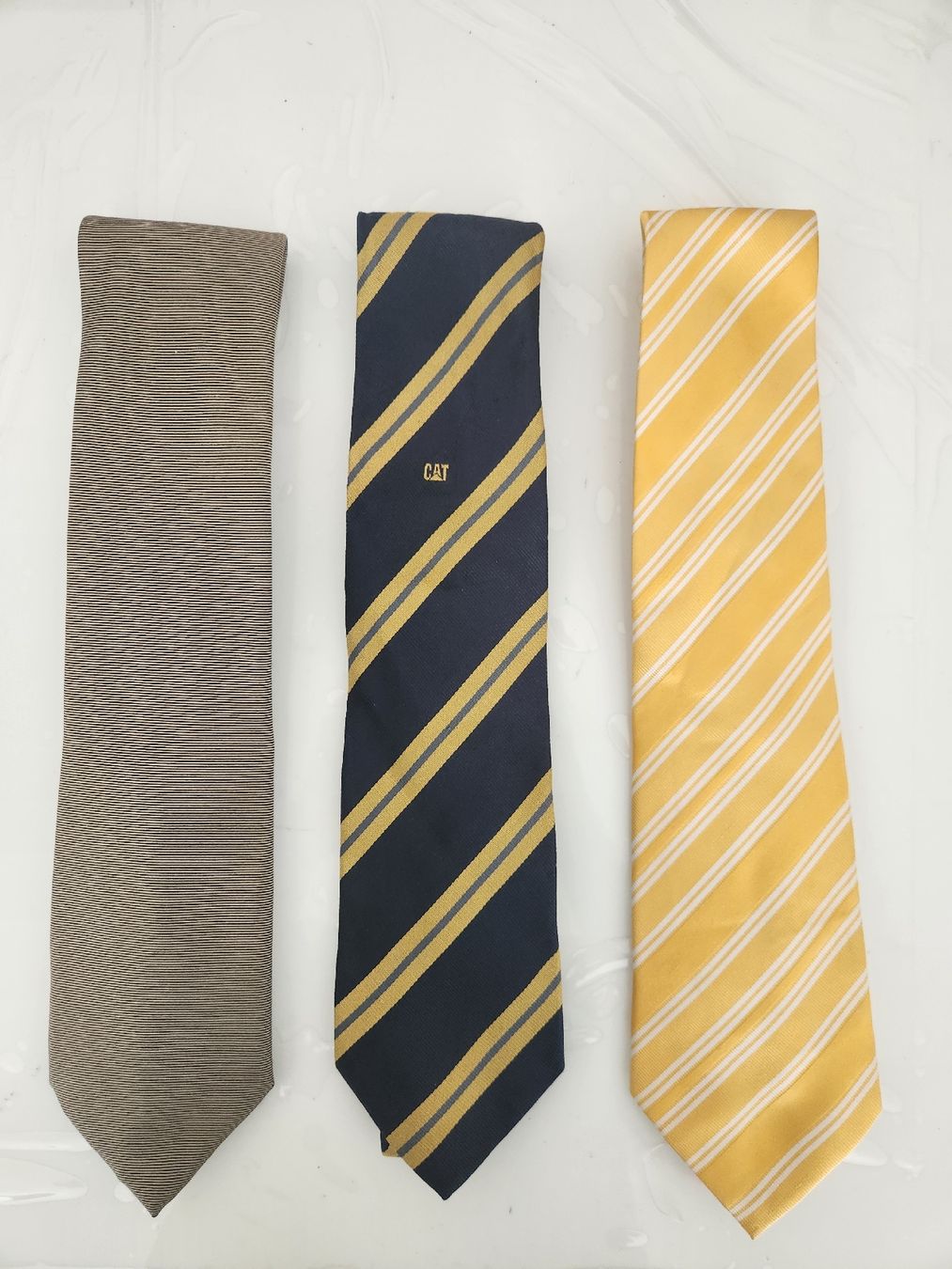 Cravatte: Lot de 3 cravates diverses couleurs  – Usato da Meyrin venduto da rau_w7j8