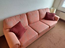 Bequemes stabiles Sofa mit Kissen
