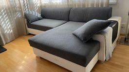 Bequemes dunkelgraues Ecksofa mit Schlaffunktion