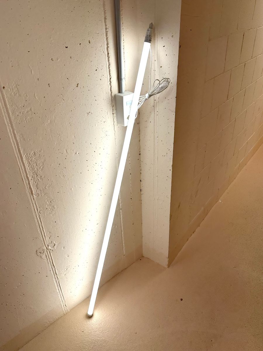 Hay Lampade: Neon LED Leuchtstab von HAY - Weiß – Nuovo (secondo la descrizione) da Zürich venduto da AssuredSelection