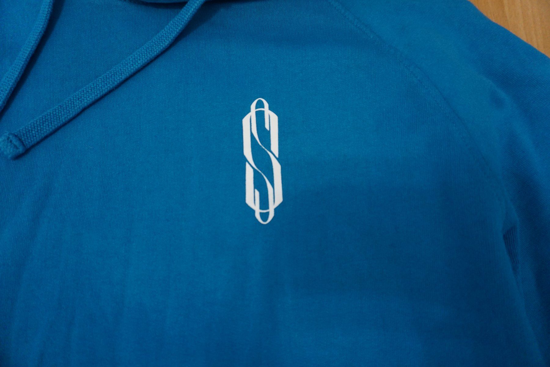 Maglioni & Felpe: Hoodie mit Logo, Grösse S – Usato da Zürich venduto da einalemjena 2