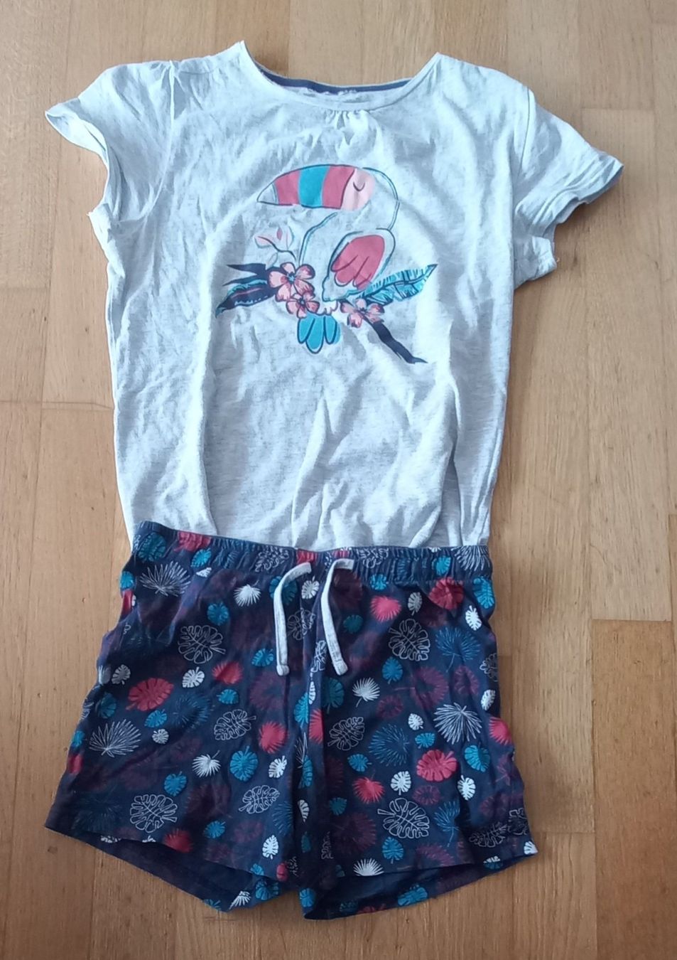Kleiderpakete & -sets: Freizeit Shirt und kurze Hose Gr. 148 – Gebraucht aus Thayngen von andielsener