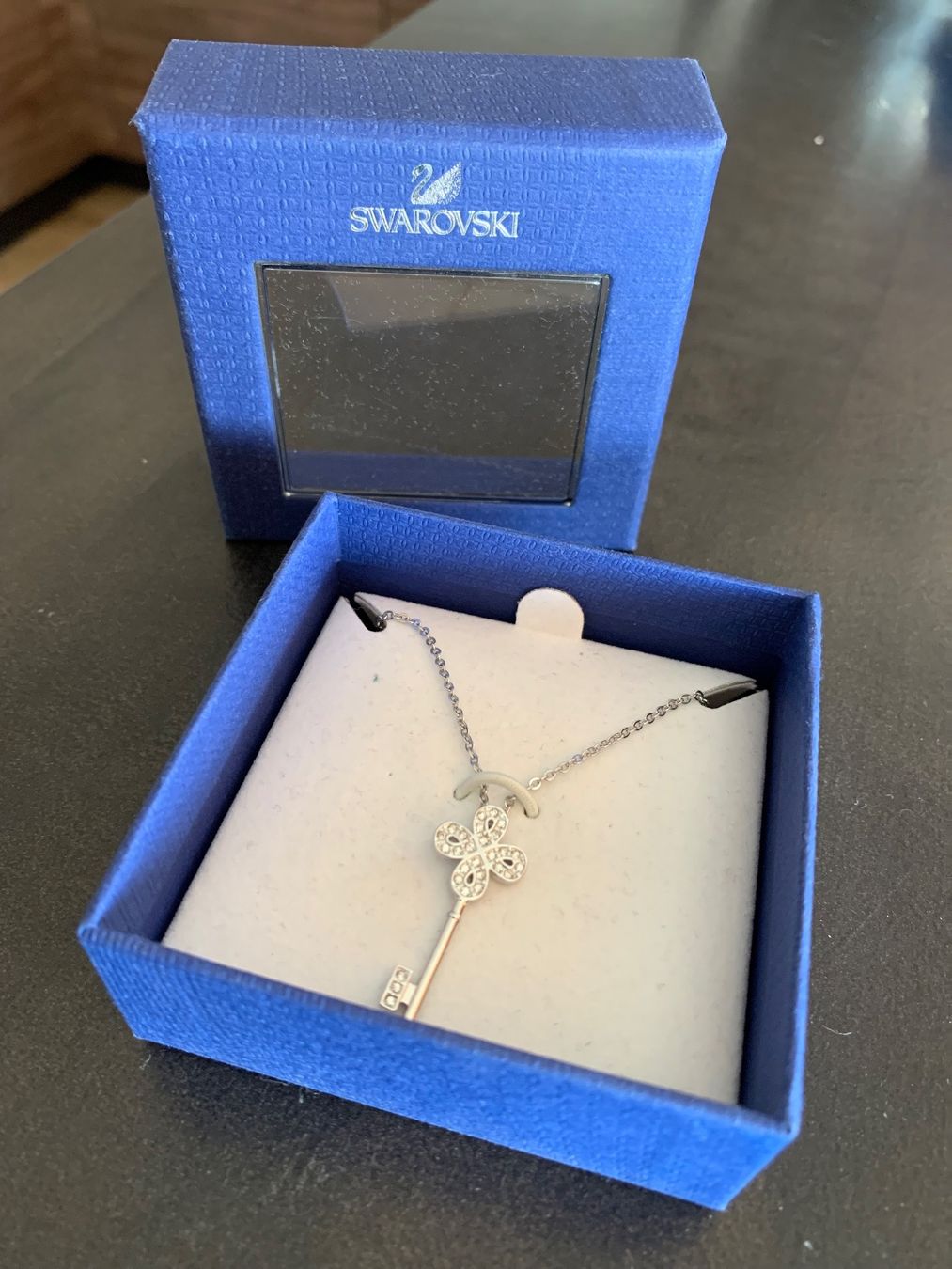Swarovski Catenine: Collier Swarovski clé – Nuovo e nell'imballaggio originale da Perroy venduto da barballalla