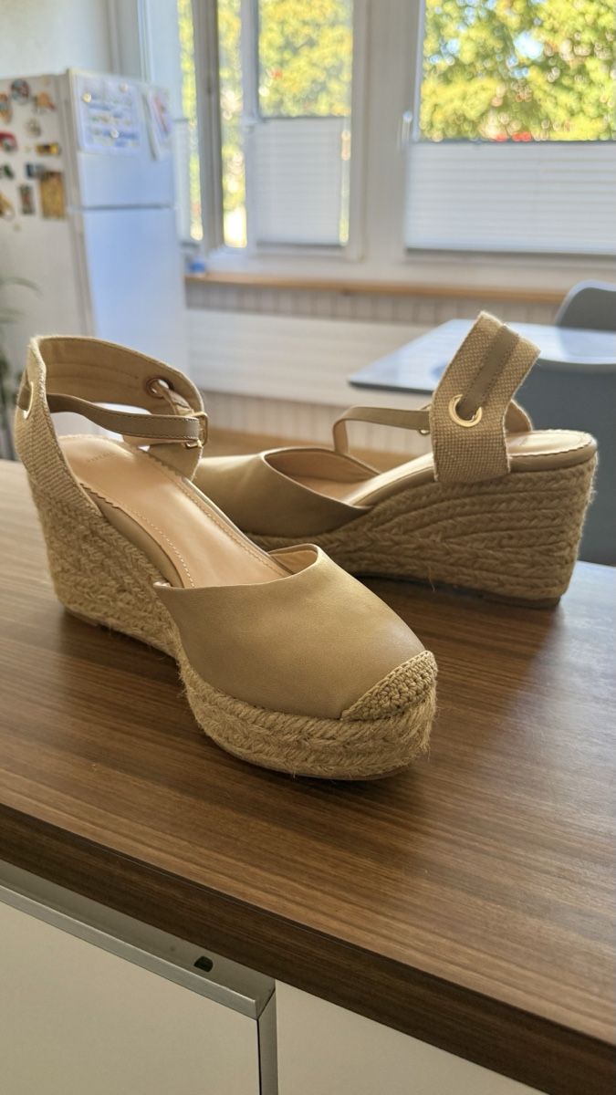 Scarpe da donna: Parfois Keilsandaletten Beige – Nuovo (secondo la descrizione) da Bern venduto da mo.ma12