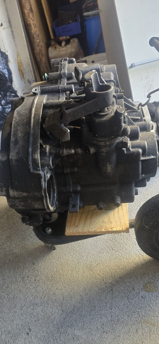 VW Tutti pezzi di ricambio auto: Schaltgetriebe VW T5 – Difettoso da Niederurnen venduto da AlenK 2