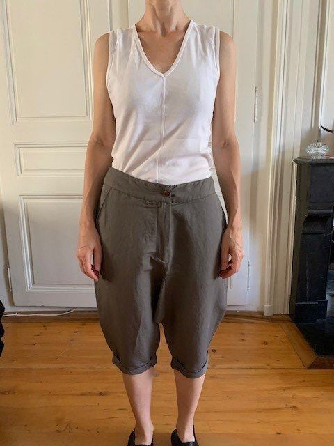Sarah Pacini Pantaloni: Sarah Pacini pantalon court – Nuovo (secondo la descrizione) da Morges venduto da cinziottera