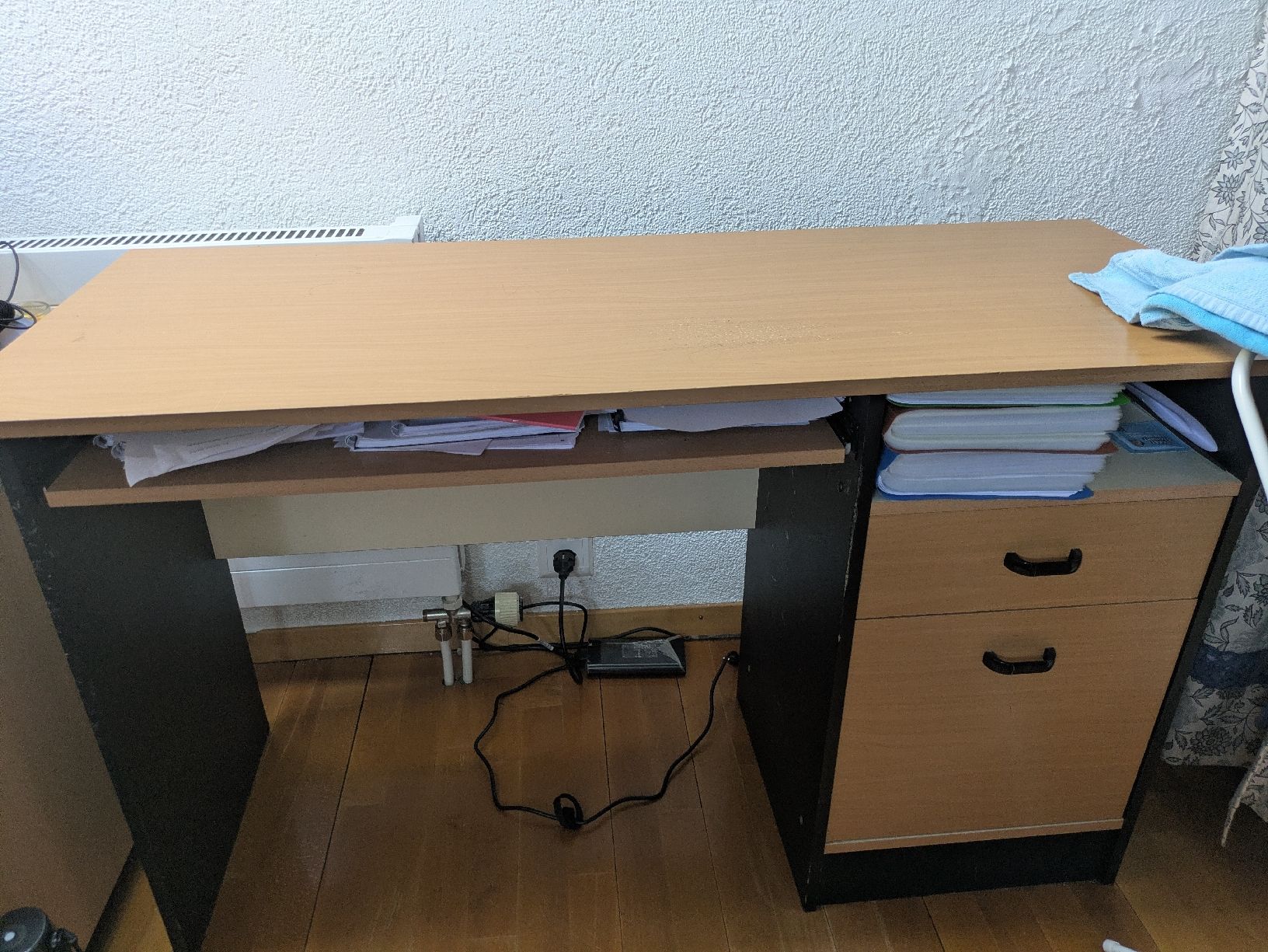Bureaux: Wood Desk with Drawers - Ideal Study Space! – D'occasion à Penthalaz par mam_6hnz