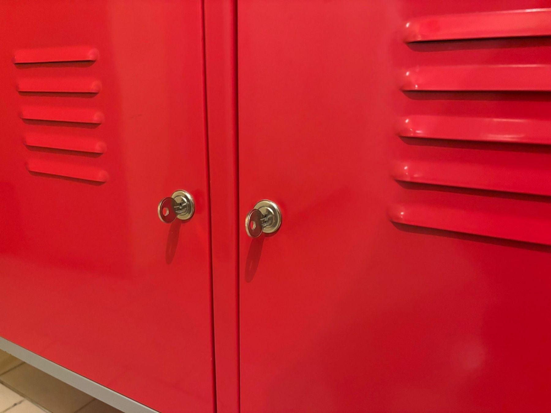 IKEA PS Schrank rot aus Metall, abschließbar, 119x63x40 (Gebraucht) in Zürich für CHF 20 – nur Abholung auf Ricardo kaufen