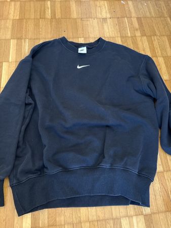 Nike Pullover schwarz mit kleinem Logo gebrauchter Zustand