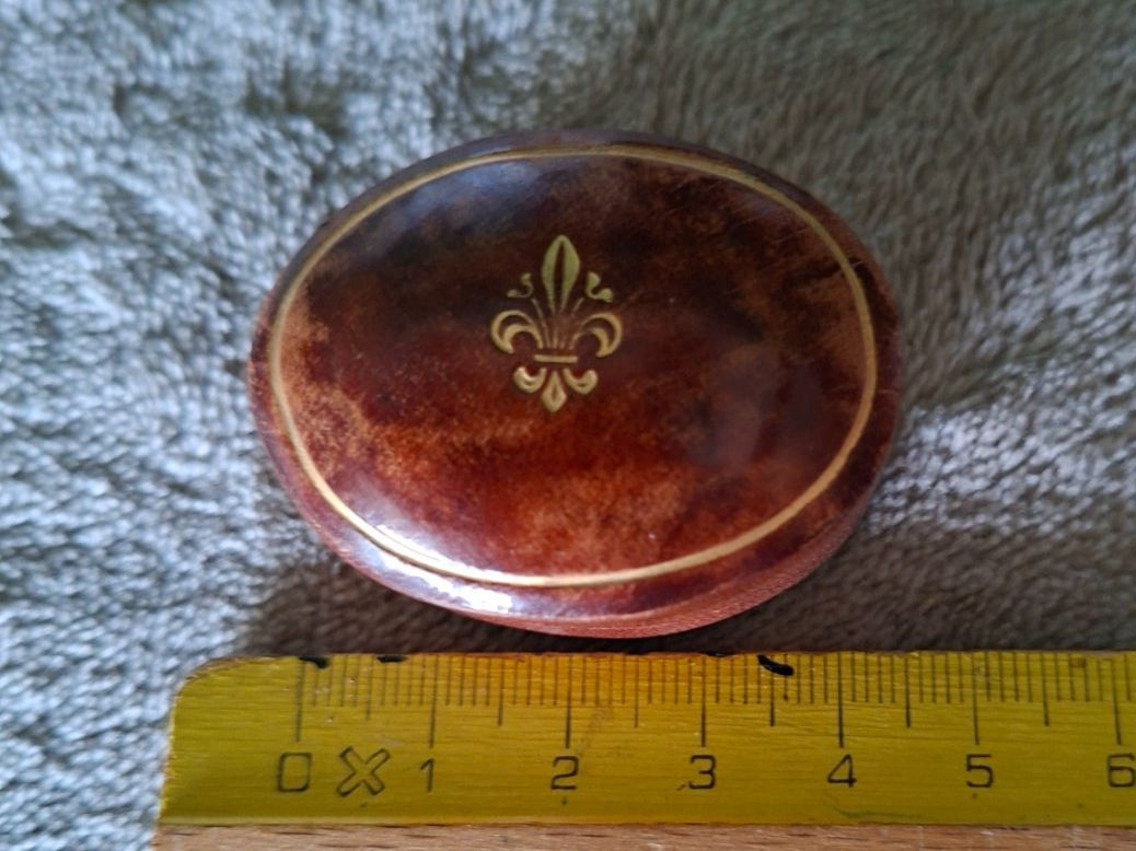Barattoli: Sehr altes Dösli mit Fleur de Lis Motiv, aus Leder – Usato da Otelfingen venduto da silver-moon 3