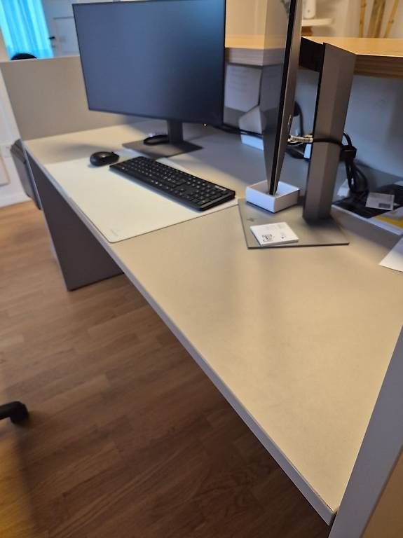 Allestimento di negozi e stand fieristici: Empfangstheke / Receptionstheke – Usato da Niederuzwil venduto da Liberatopixel 4