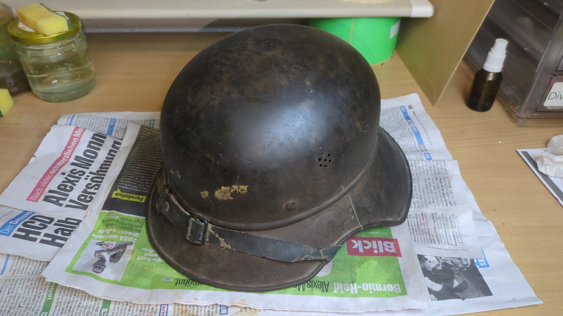 Uniformi & Effetti personali: Luftschutz Stahlhelm M38 "Gladiator" 3-Teilig – Usato da Buttisholz venduto da ArmeeShopCH 2
