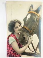 Fotopostkarte Frau mit Pferd Handkoloriert - um 1920 Antik