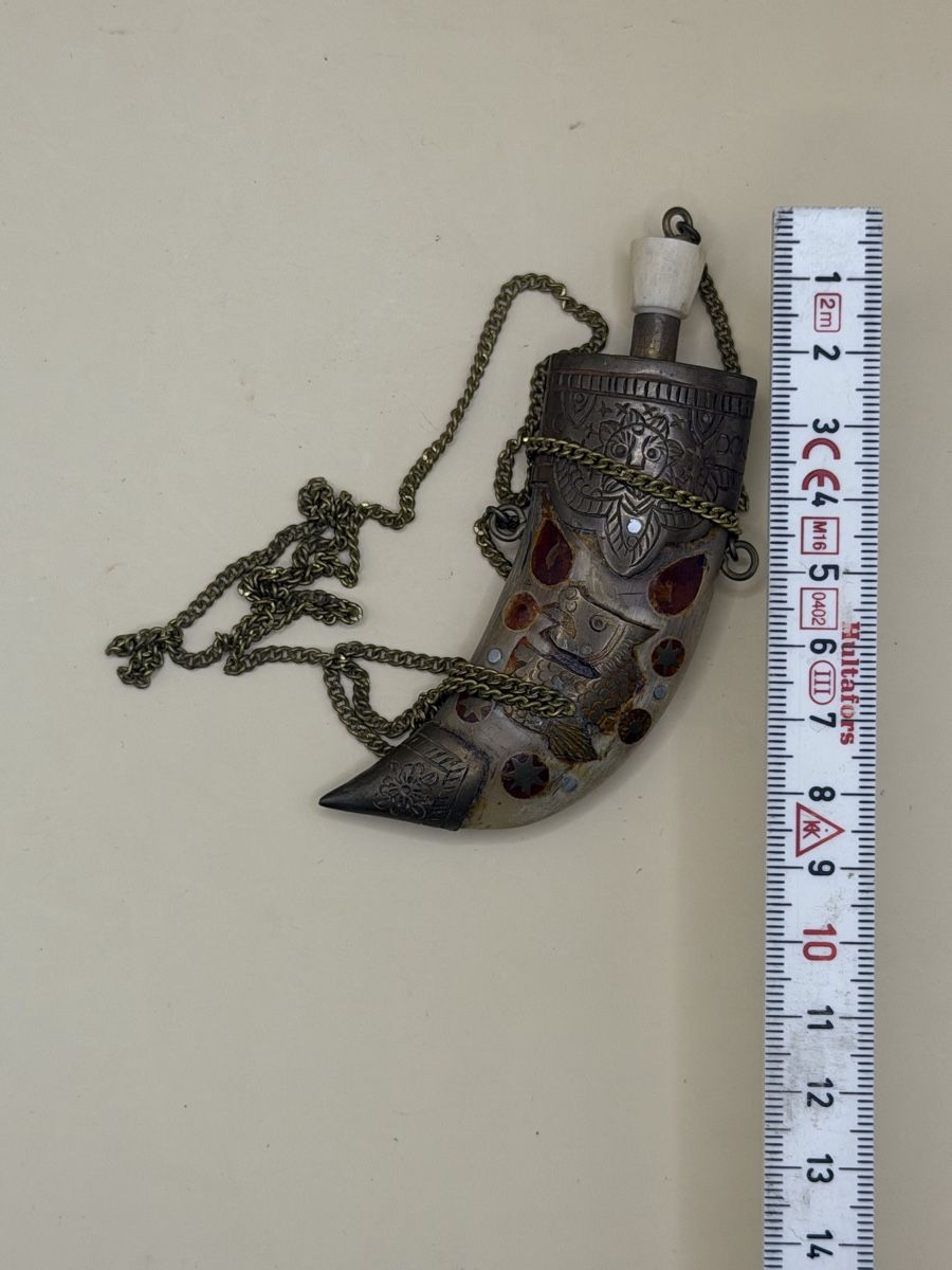 Flaconi: Ancienne flasque en corne gravée avec chaînette – Usato da Genève venduto da sho_67qj 2