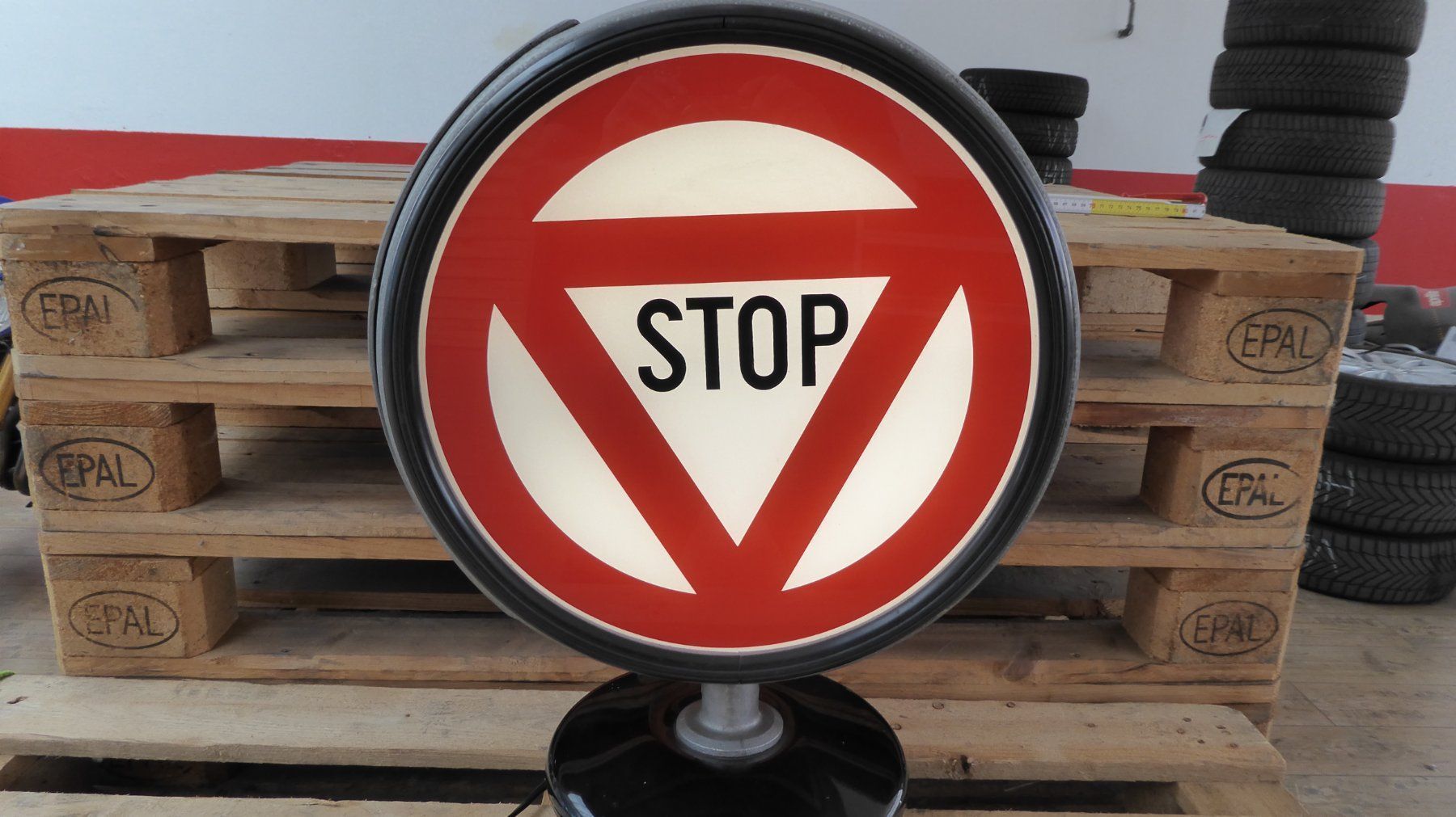 Lampade: ALTE SIGNALLAMPE MIT  STOP UND EINBAHNSYMBOL – Usato da Blauen venduto da Sanhein