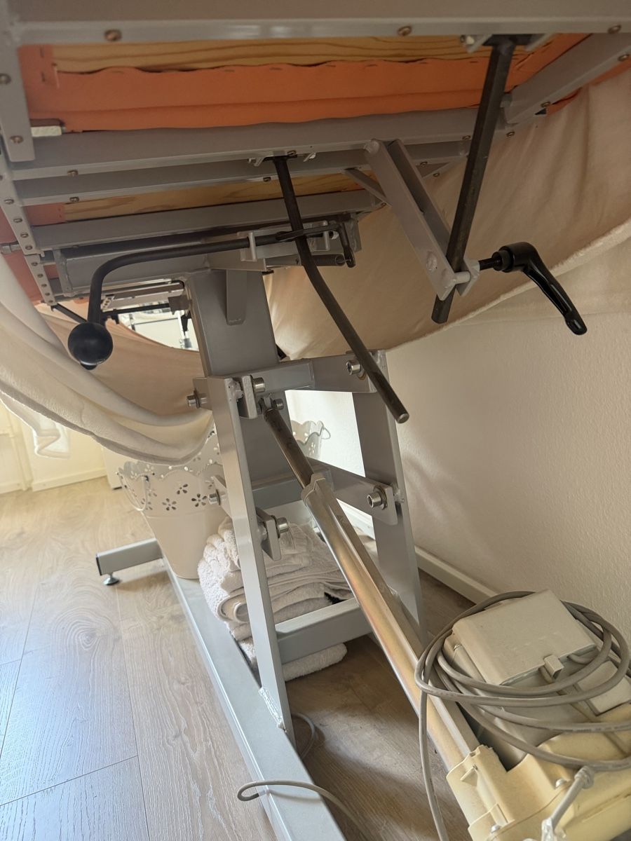 Sedie a sdraio: Kosmetik und Massageliege verstellbar – Usato da Hinterkappelen venduto da cda_wn7l 1