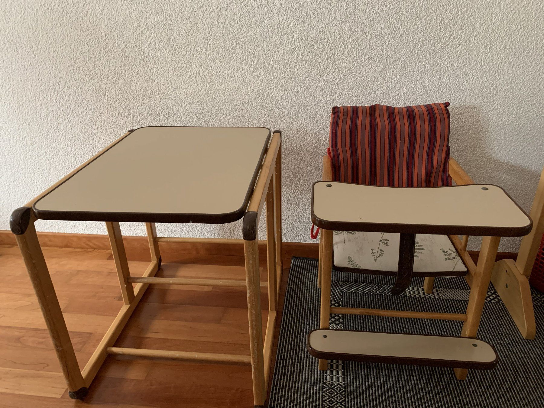 Chaises hautes: Holz Kinderstuhl mit Tischchen, gebraucht – D'occasion à Embrach par Thomy88 1