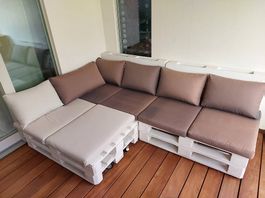 Palettenlounge mit Kissen