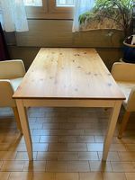 Table en bois et chaise en cuir blanc