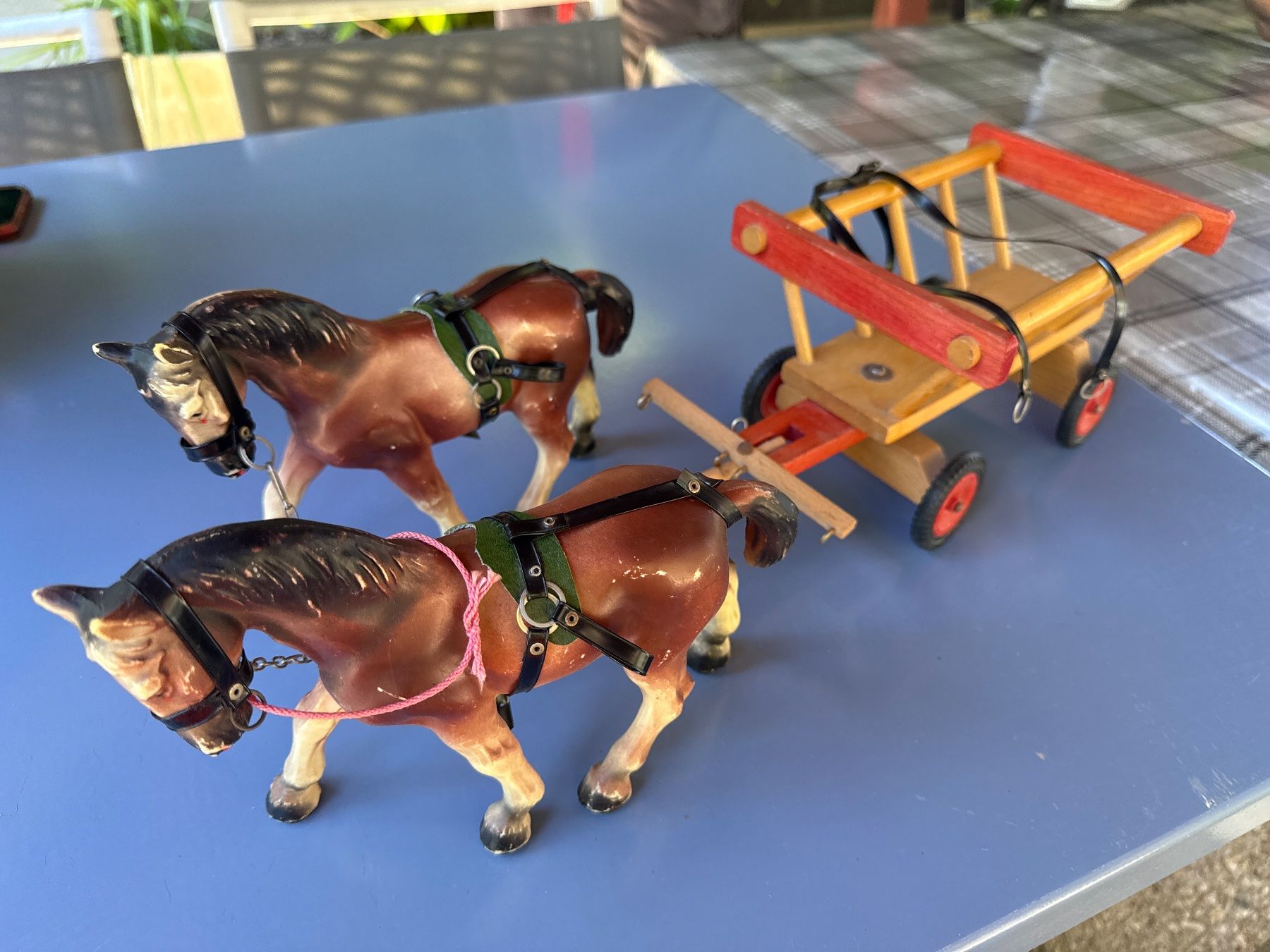 Spielzeuge: Antikes Pferdchen-Gespann mit Holz-Karren – Gebraucht aus Allschwil von meeresperle