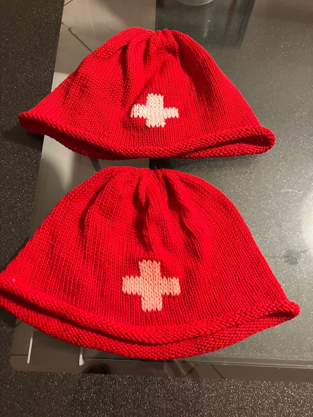Altro in  Abbigliamento & Accessori: Schweizer  Chäppli   2 Stück Hand gestrickt – Usato da winterthur venduto da egga07 1