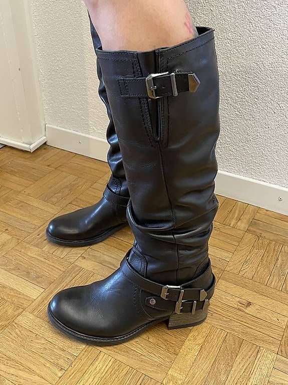 Damenschuhe: Bottes noires à talons – Neu und originalverpackt aus Gland von Khazmur1