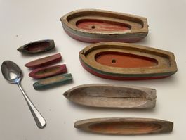 Anciens petits bateaux sculptés , ensemble unique