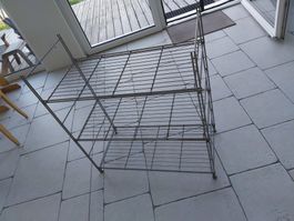 Metallgestell grau lackiert. Füsse einstellbar.