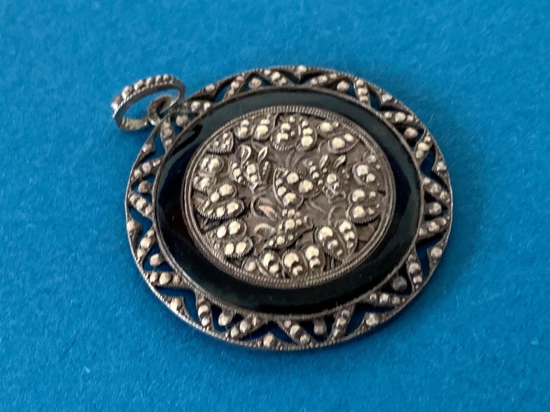 Piatti di portata: Amulett  Pyrit/Katzengold (silber 935) – Usato da Laufen venduto da belleskulptur 1