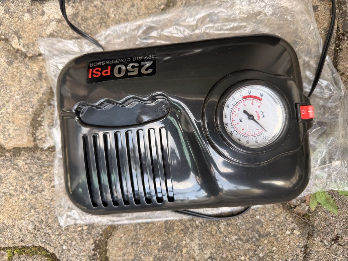 Compresseurs: Auto Luftkompressor 12V 250 PSI OVP – Neuf avec emballage d'origine à Muri AG par GIRO777 2