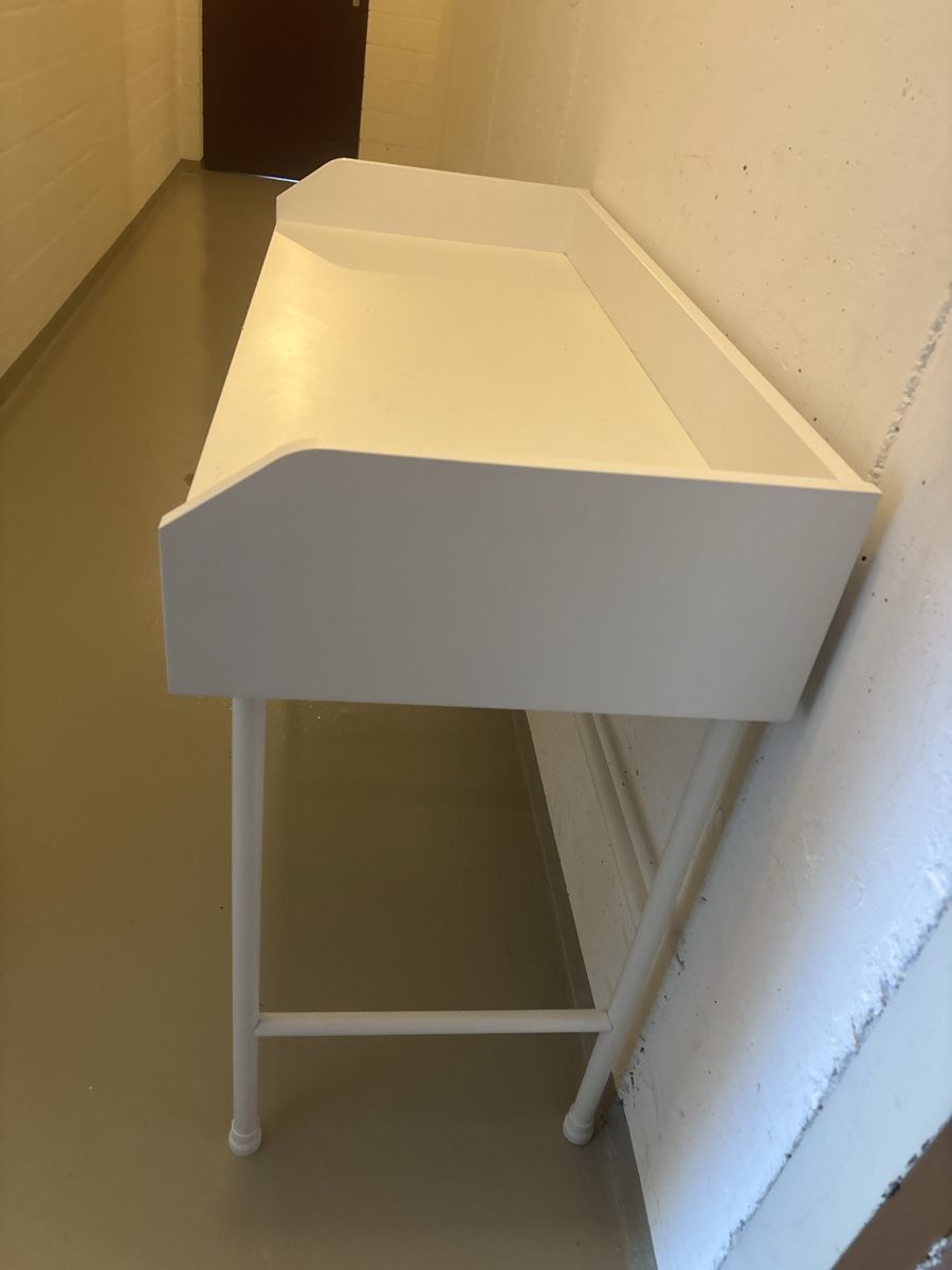 Scrivanie: White Children's Desk with Cable Hole Good Condition – Usato da steinhausen venduto da pat_nc2x 2