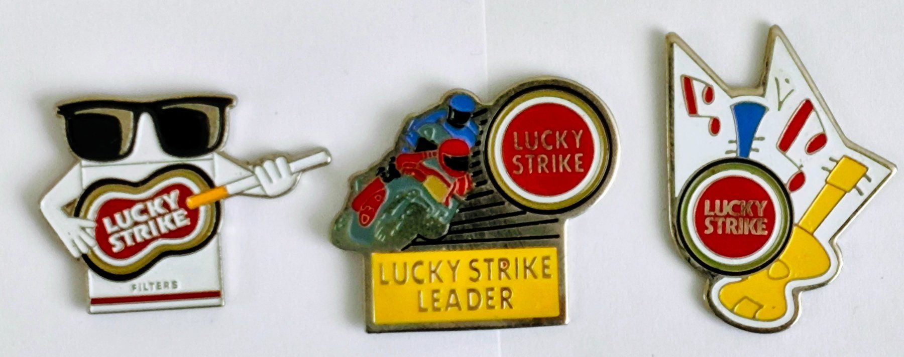 Plaquettes & Badges: 2  Pins Lucky Strike – D'occasion à Pfäffikon ZH par Colacity