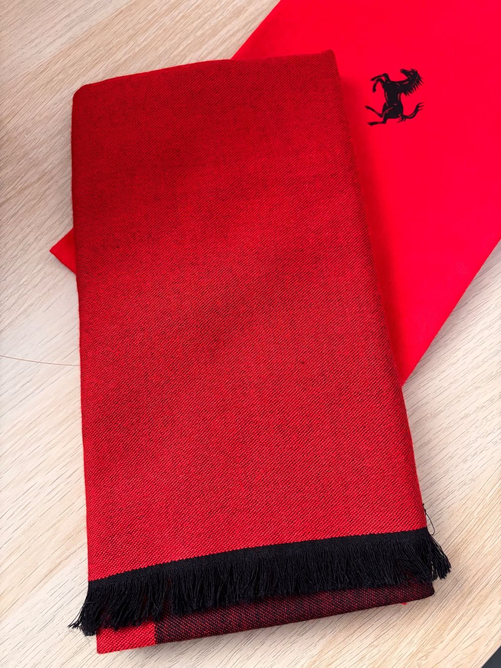 Foulard & Sciarpe: Superb foulard Ferrari authentique – Nuovo e nell'imballaggio originale da Veyrier venduto da MargaritaR