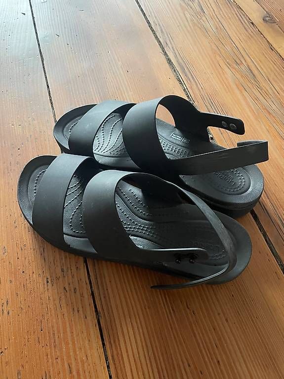 Crocs Damenschuhe: Neuwertige Crocs – Neu (gemäss Beschreibung) aus Bern von Noo0