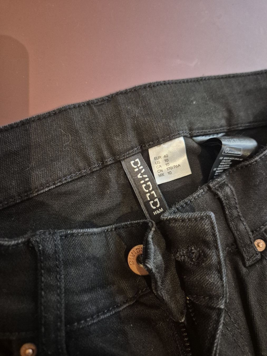 H&M Jeans: Schwarze Jeans mit Rissen, Grösse 40 – Usato da Romanshorn venduto da Enilec02 2