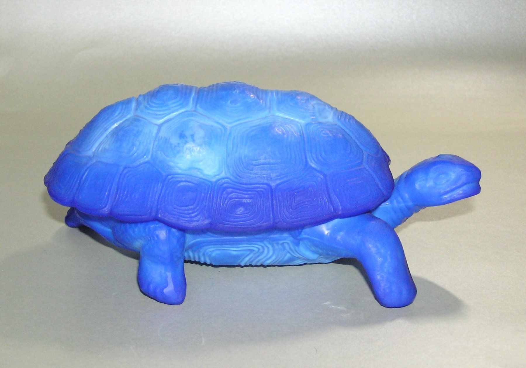 Figuren: Blaue Glas Bonboniere Schildkröte – Gebraucht aus Grenchen von Antique-hunter