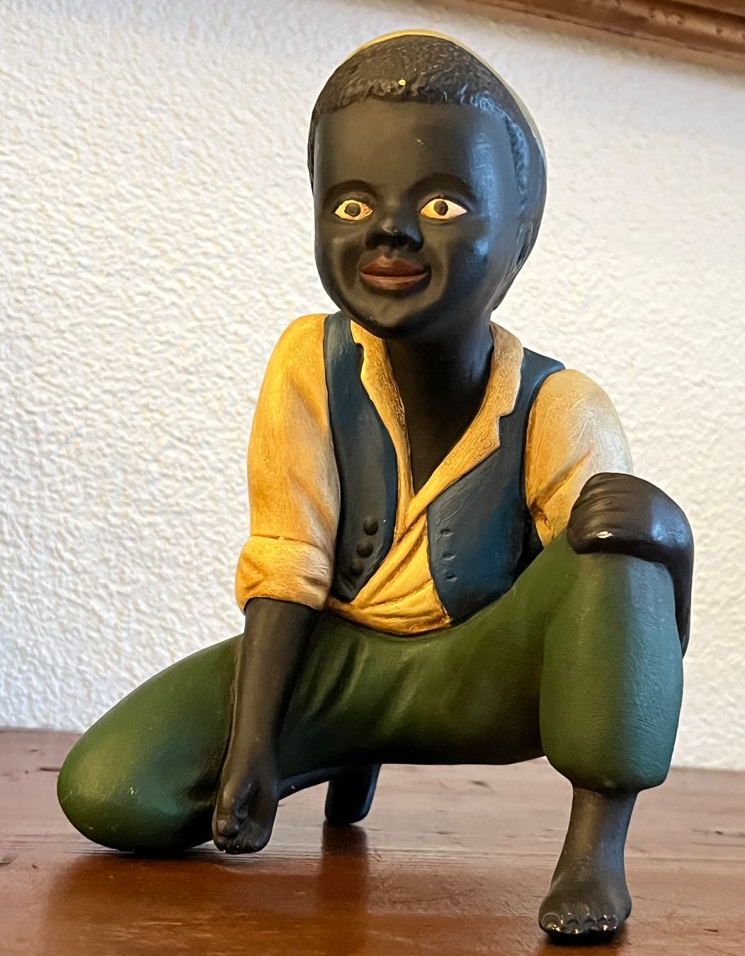 Statuette: Dekorative Vintage  -  Figur, Junge hockend, Keramik – Usato da Stetten AG venduto da Brissago25 4