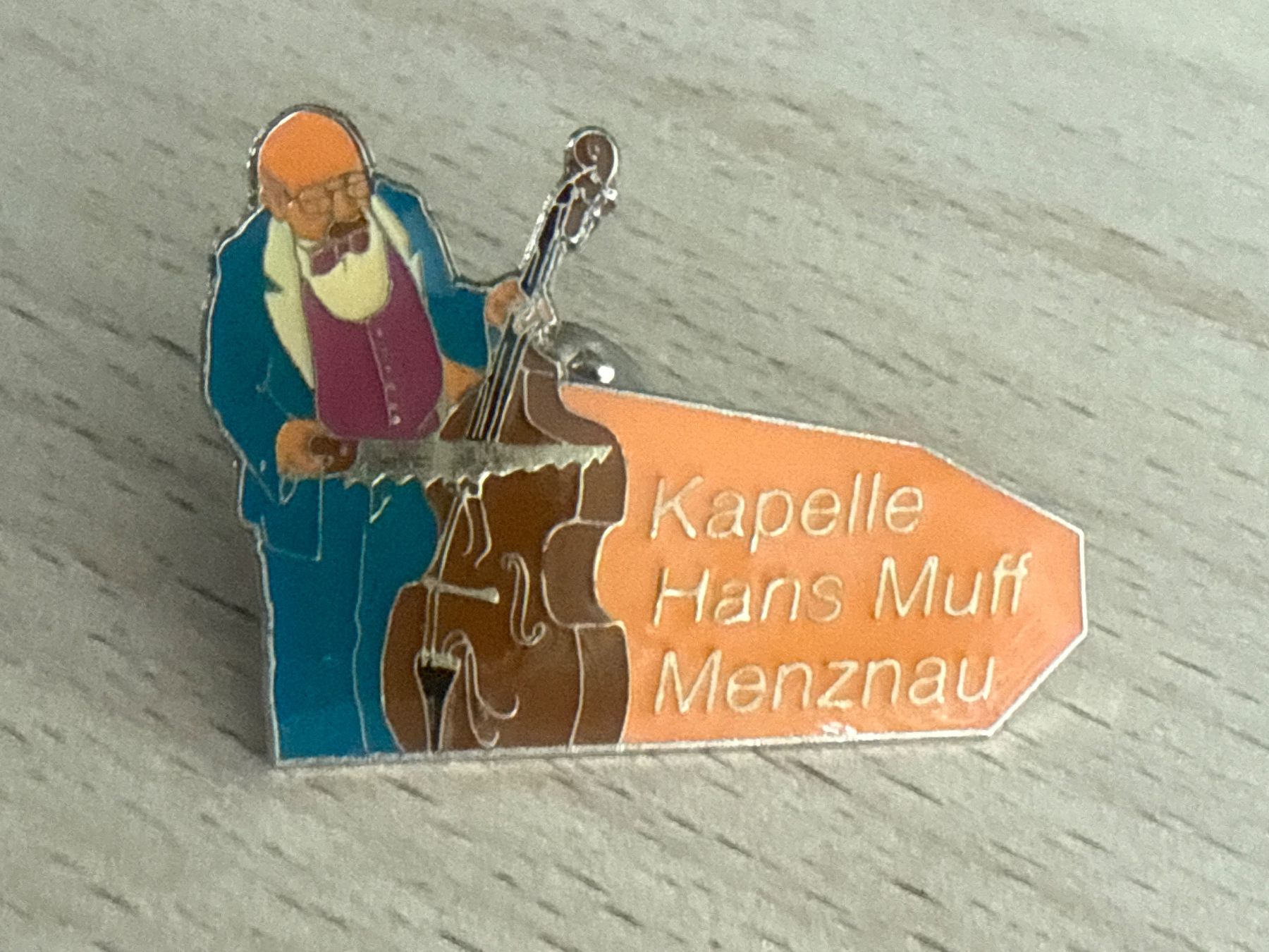 Plaketten & Abzeichen: Pin Kapelle Hans Muff Menznau – Gebraucht aus Glattbrugg von Schweigmatt