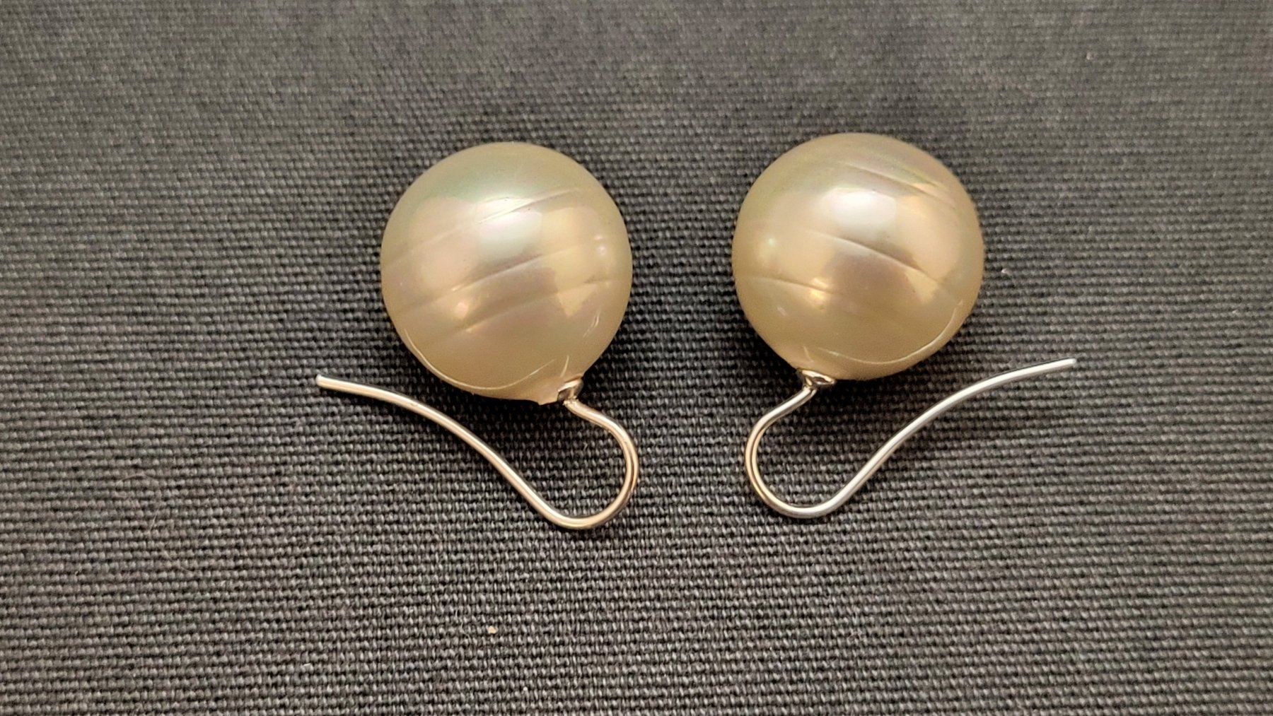 Ohrringe & -stecker: Ohrhänger mit grauen Kunstperlen – Gebraucht aus Basel von spinne02 5