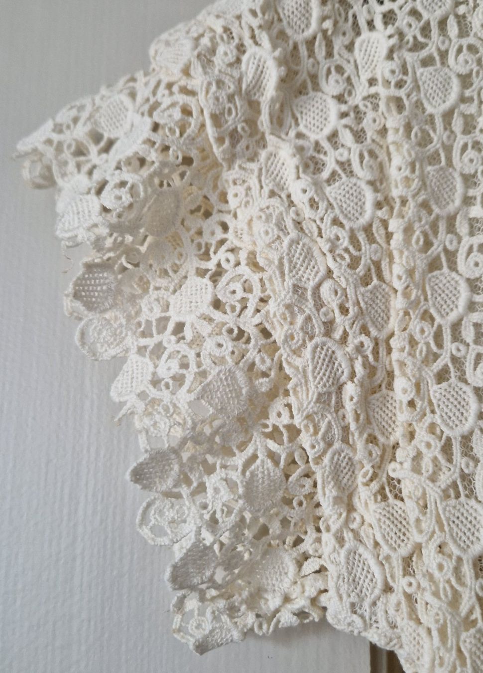 Blusen: Elegante Spitzenbluse, Creme, Gr. S, Perlenknöpfe – Gebraucht aus Bern von Antikbatik 4