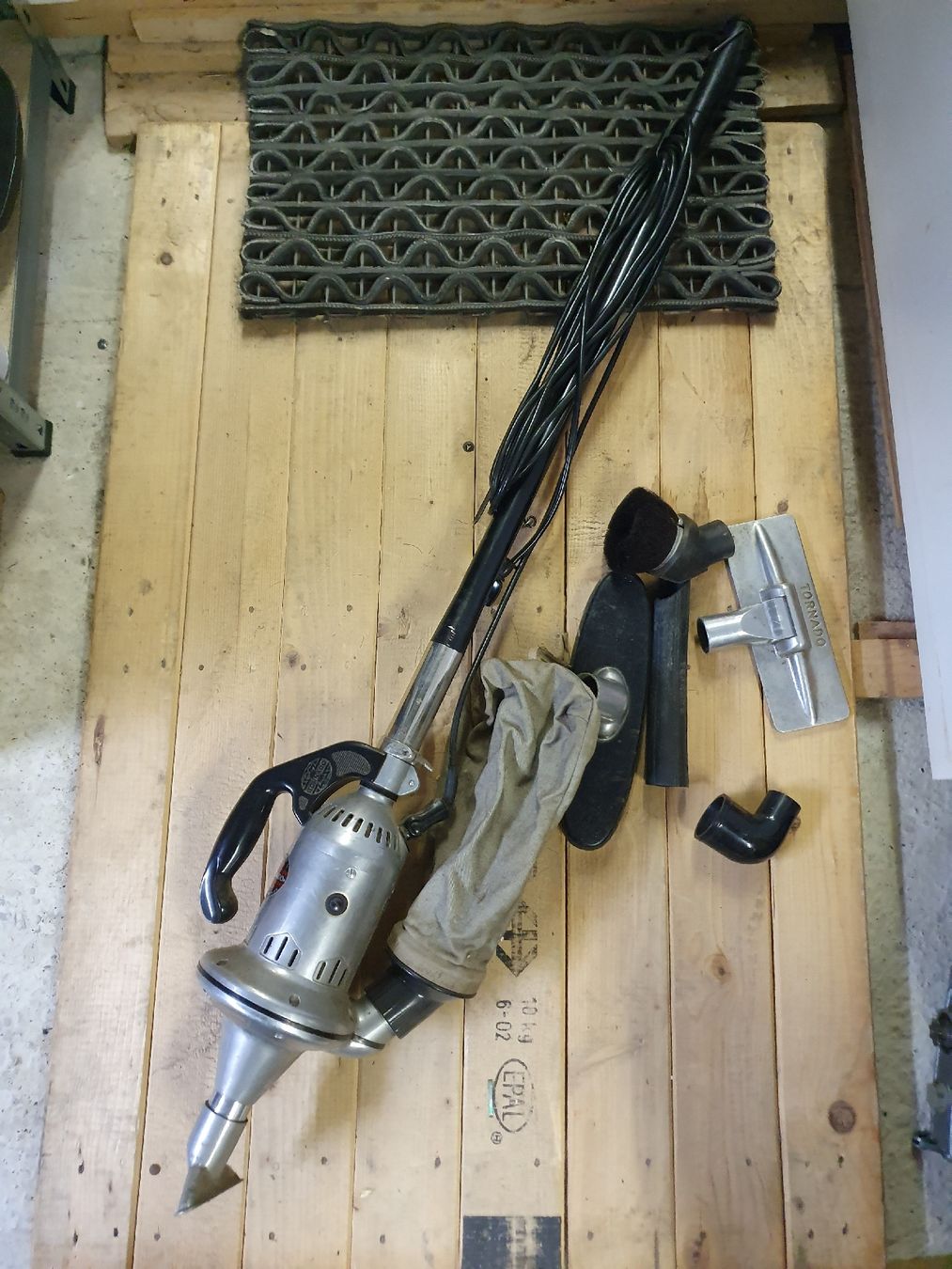 Aspirapolveri & Accessori: Tornado Staubsauger 50/60er – Usato da Herznach venduto da VwGolfer 4