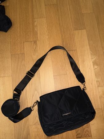 Bershka Crossbody Tasche schwarz