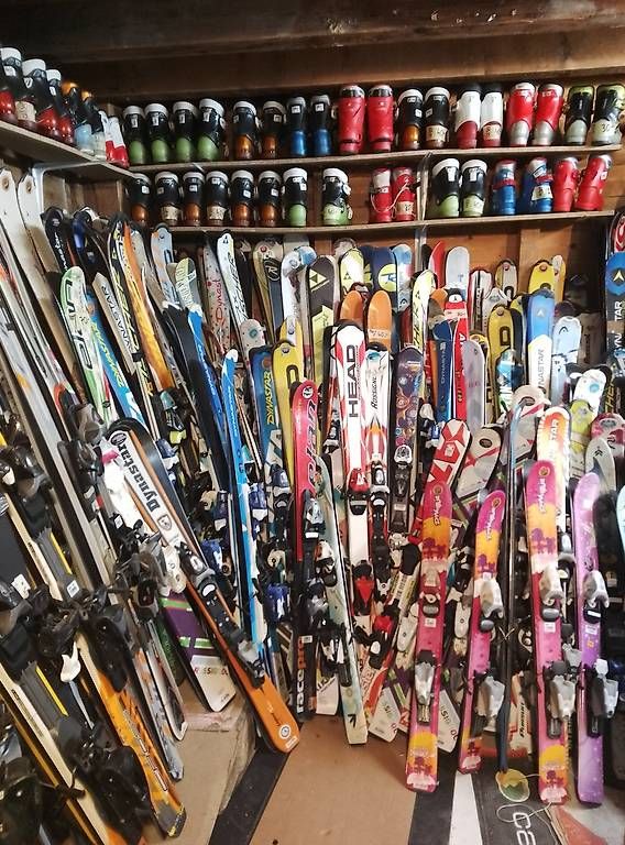 Skis: Equipement ski complet - Skis, chaussures, casques, bâtons.. – D'occasion à Leysin par Liquidation-404